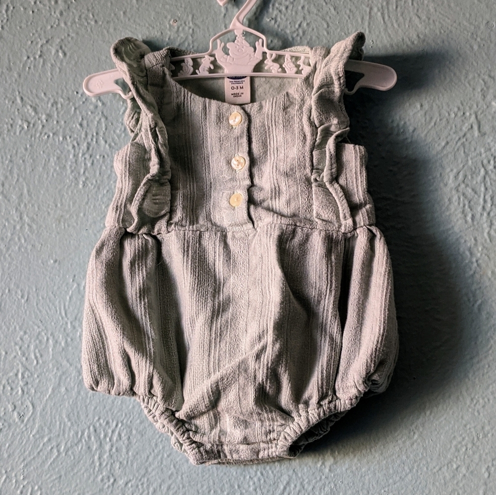 🌼Old Navy slate blue adorable one pc outfit, Iridescent buttons & ruffle tank